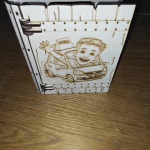 Lesen hranilnik v obliki knjige