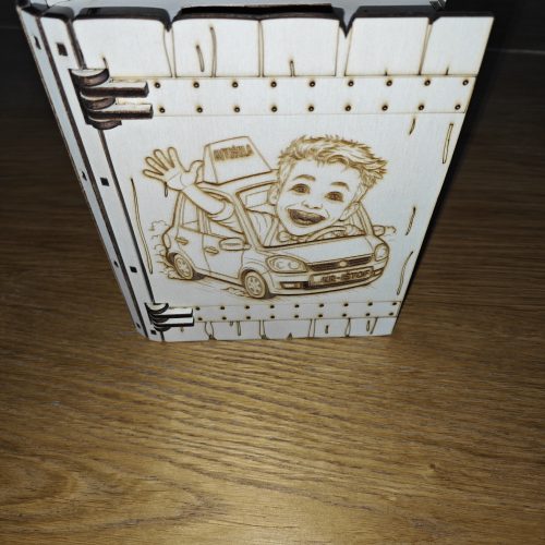 Lesen hranilnik v obliki knjige