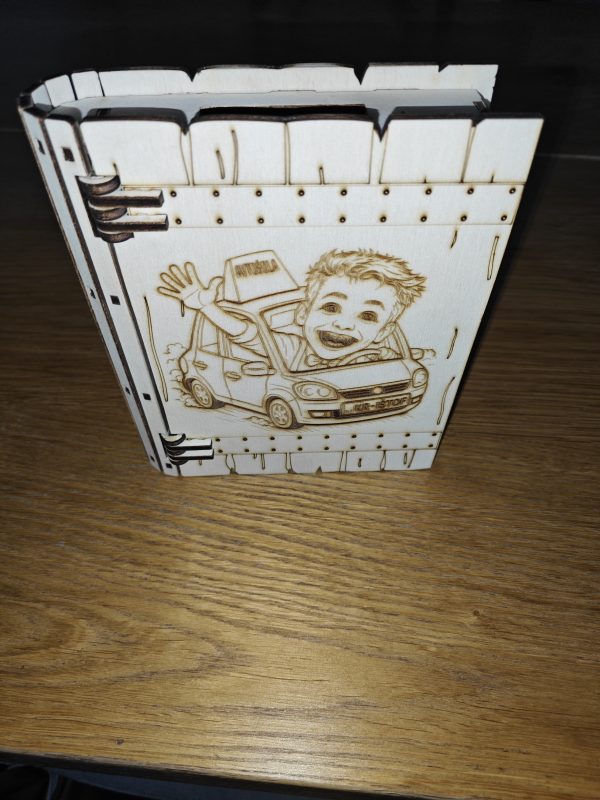 Lesen hranilnik v obliki knjige