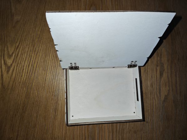 Lesen hranilnik v obliki knjige